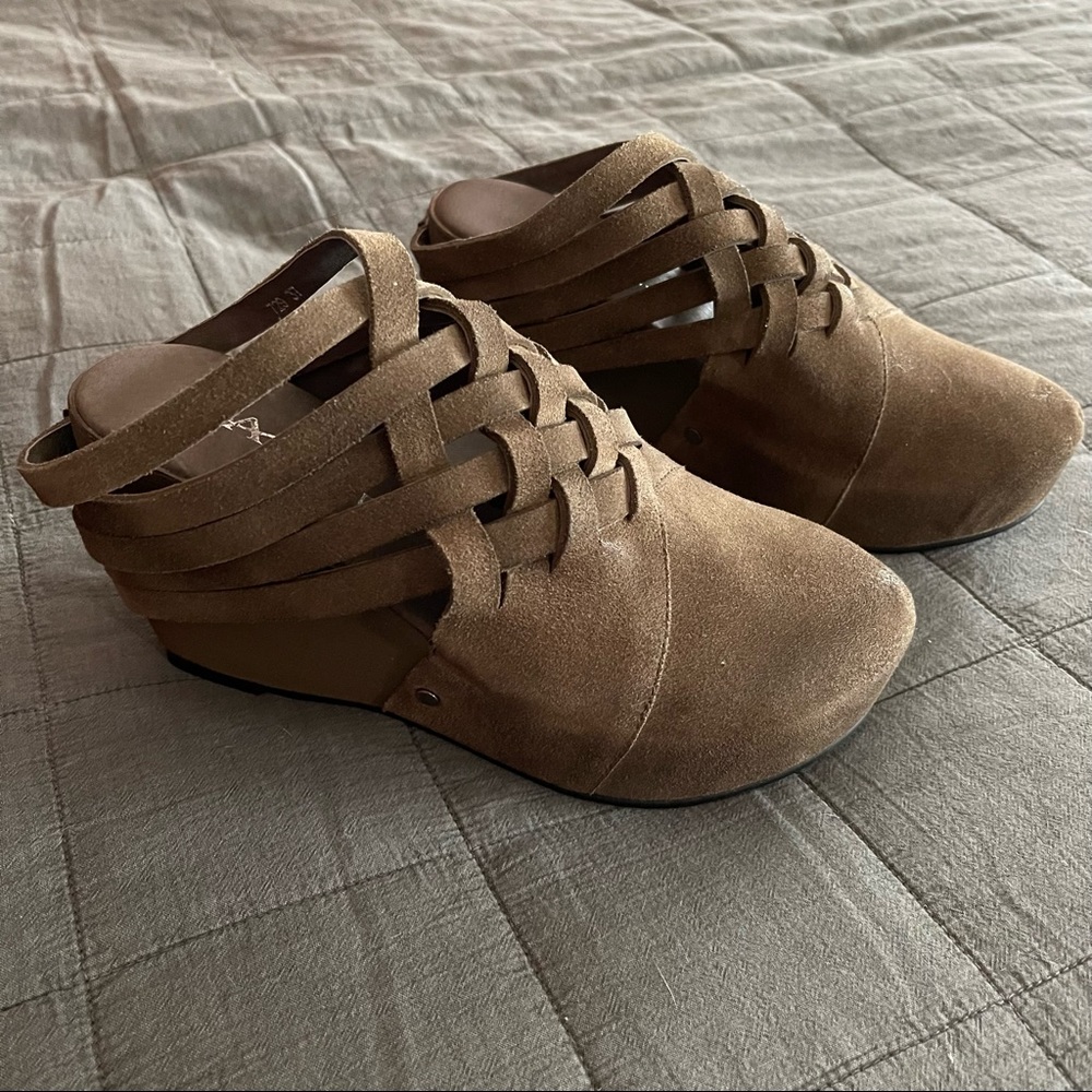 Antelope - Suede Clog. Gray suede in excellent new condition - never worn. Sz 37